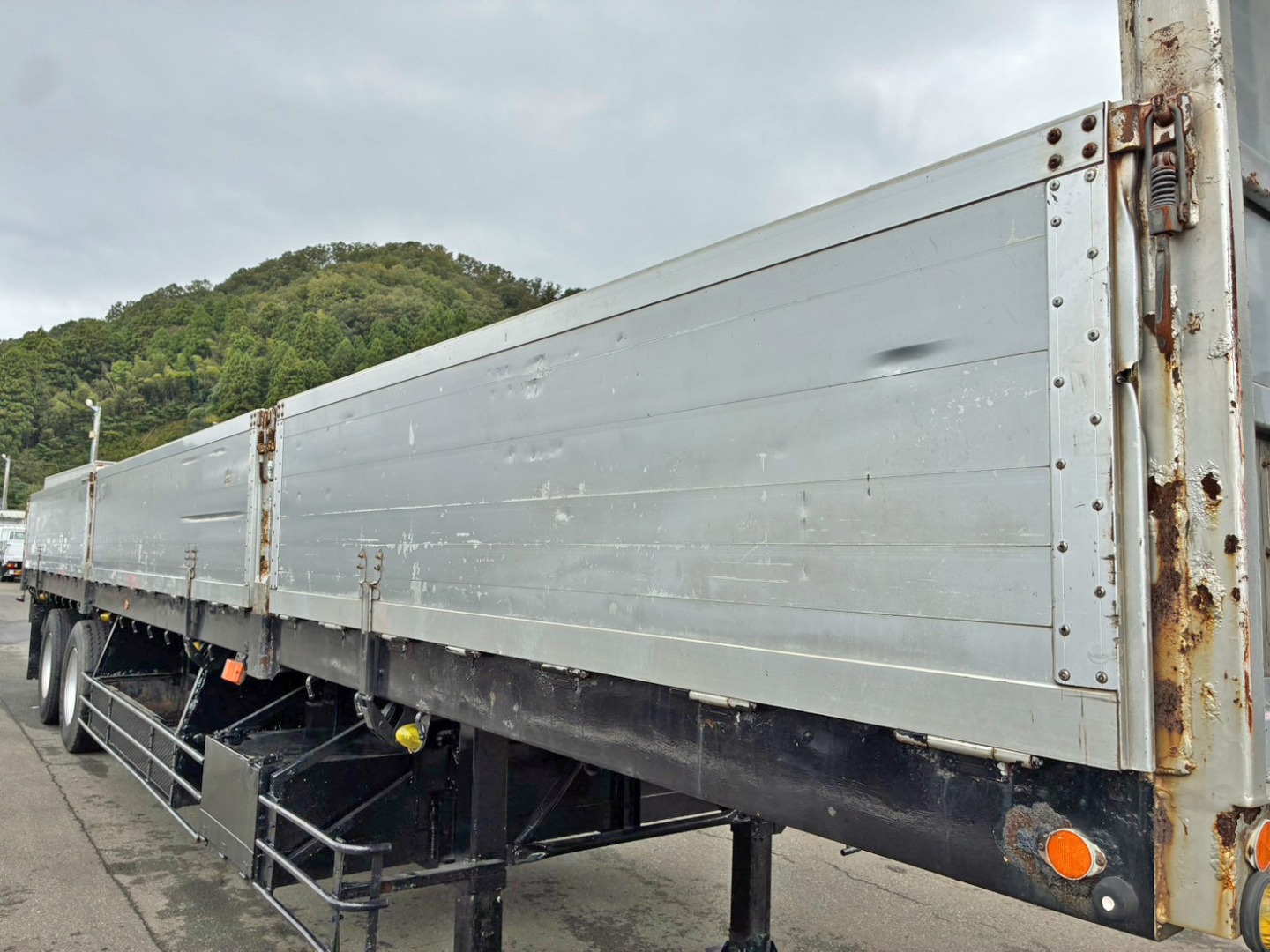 運転席側アオリの所々にヘコミ・補修跡があります。|ユソーキ YFS2202改の写真29