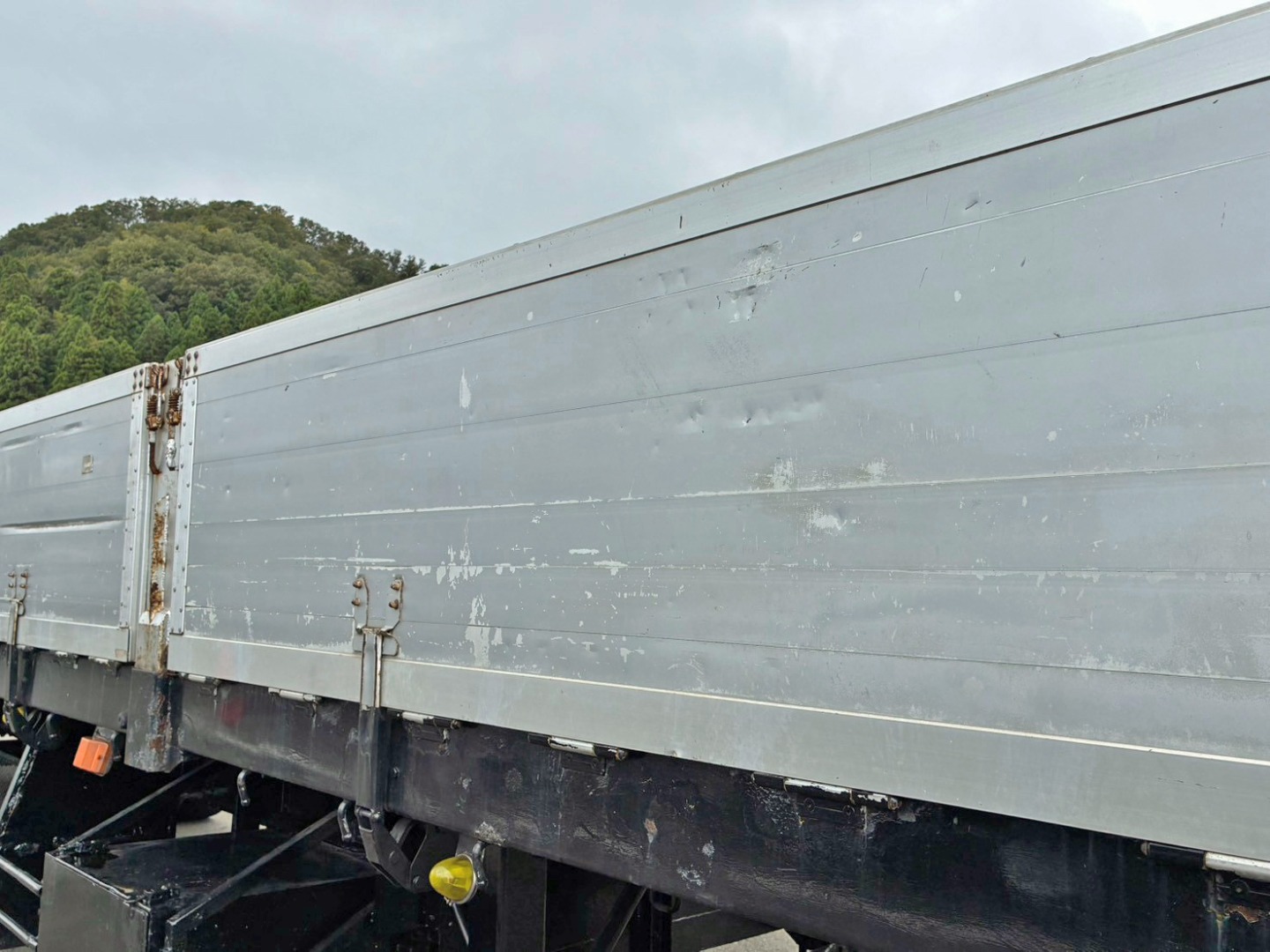 運転席側前方アオリにヘコミ・クリア剝がれがあります。|ユソーキ YFS2202改の写真31