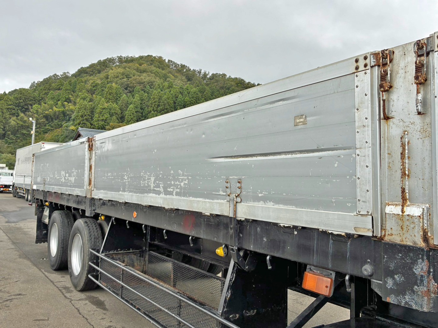 運転席側中央アオリに引きキズ・クリア剝がれがあります。|ユソーキ YFS2202改の写真32