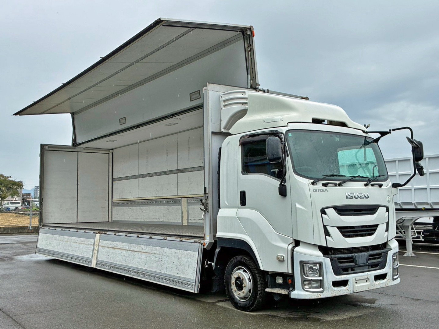 いすゞ ギガ 2KG-CYJ77Cの写真2