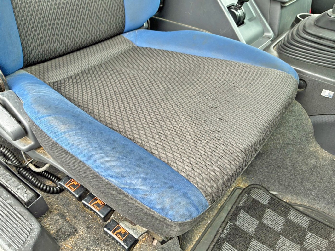 運転席座面にヘタリがあります。|いすゞ ギガ 2KG-CYJ77Cの写真8