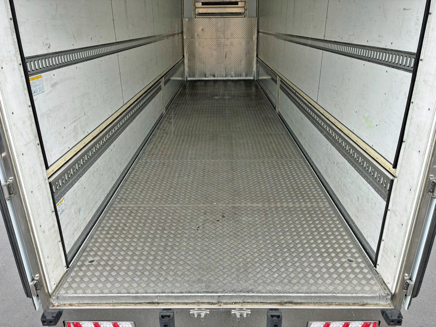 床は縞板アルミ製です。|いすゞ ギガ 2KG-CYJ77Cの写真11