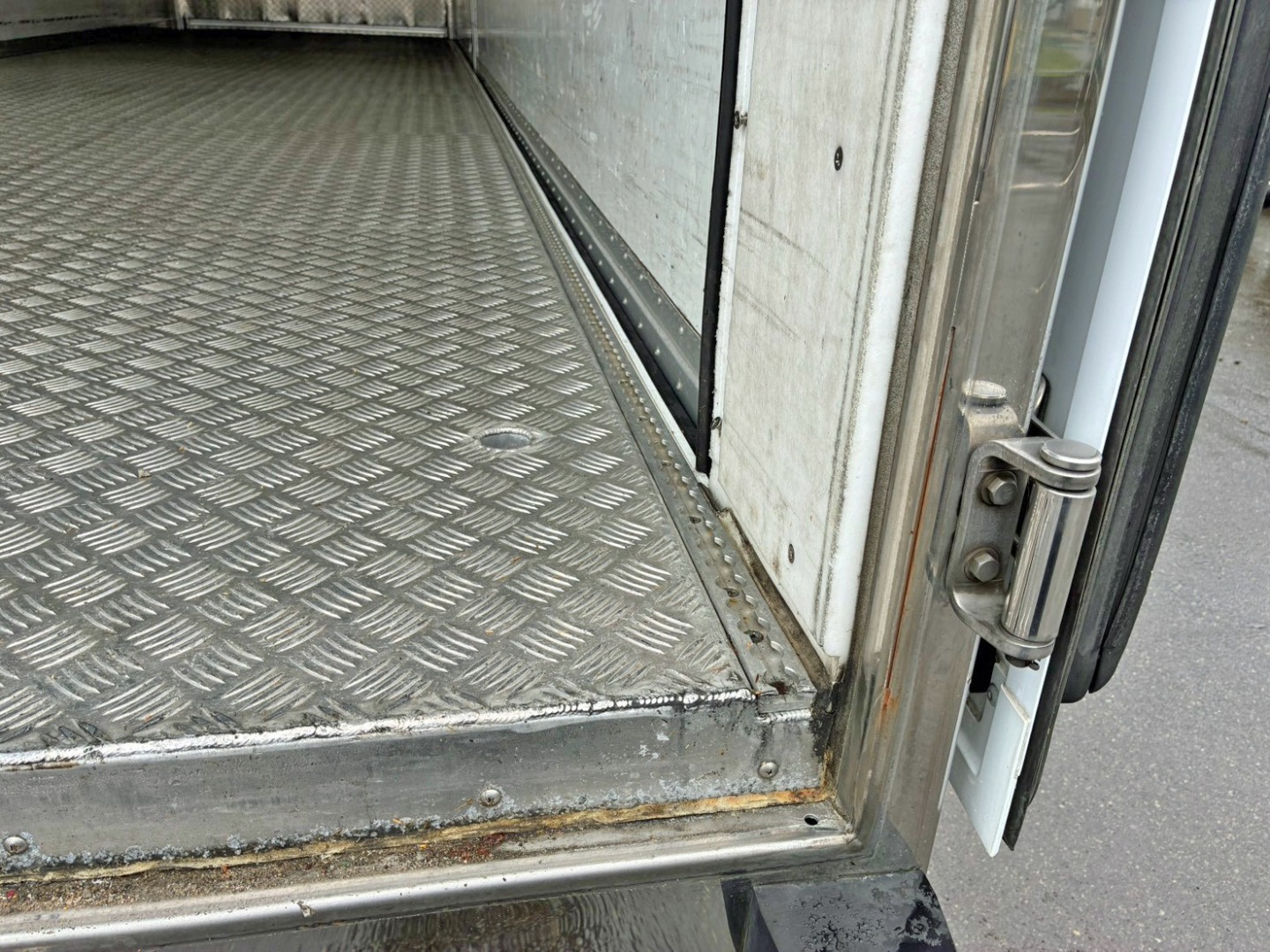 床板運転席側にレールが付いています。|いすゞ ギガ 2KG-CYJ77Cの写真13