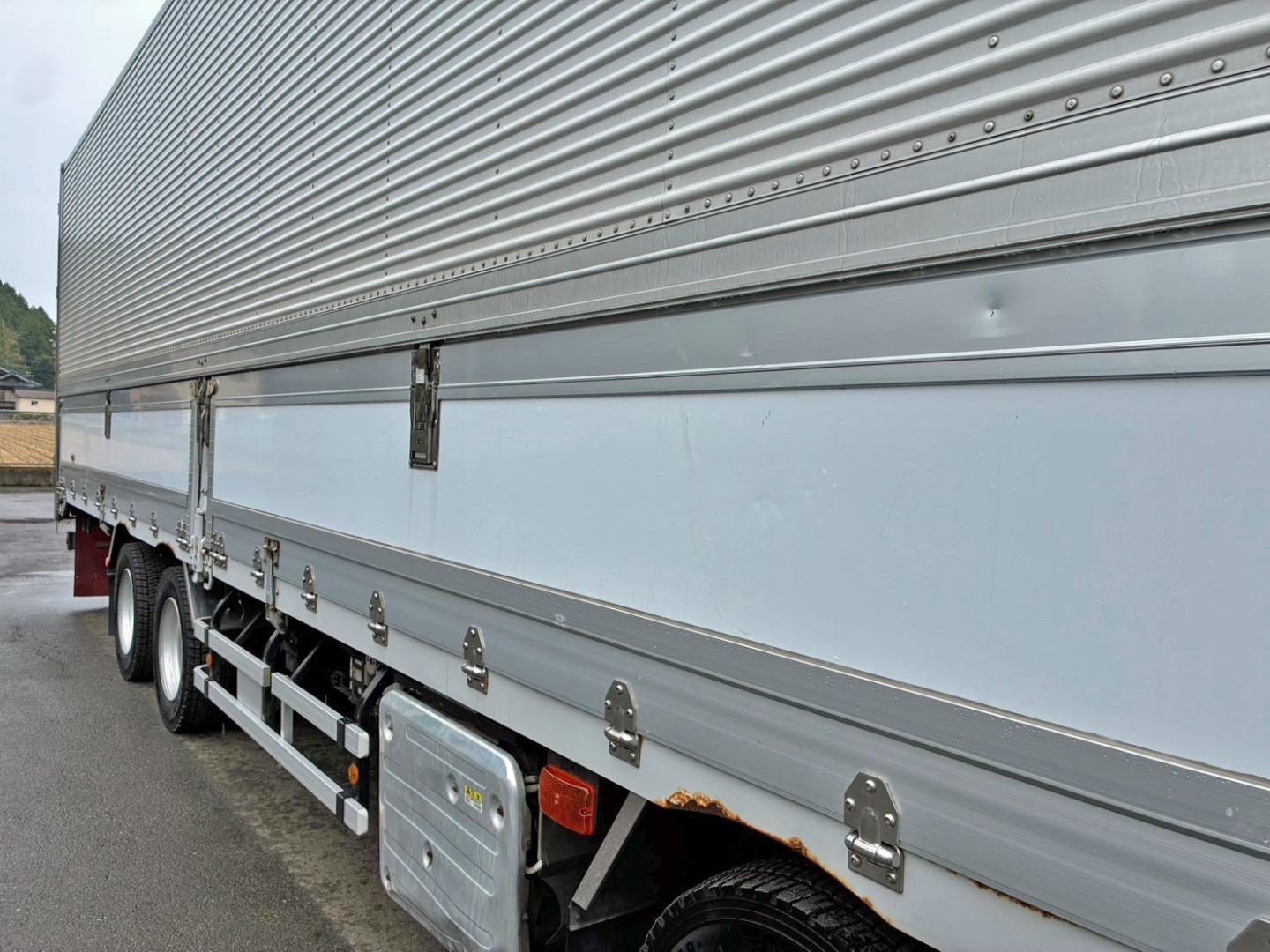 運転席側アオリ前方にヘコミがあります。|いすゞ ギガ 2KG-CYJ77Cの写真19
