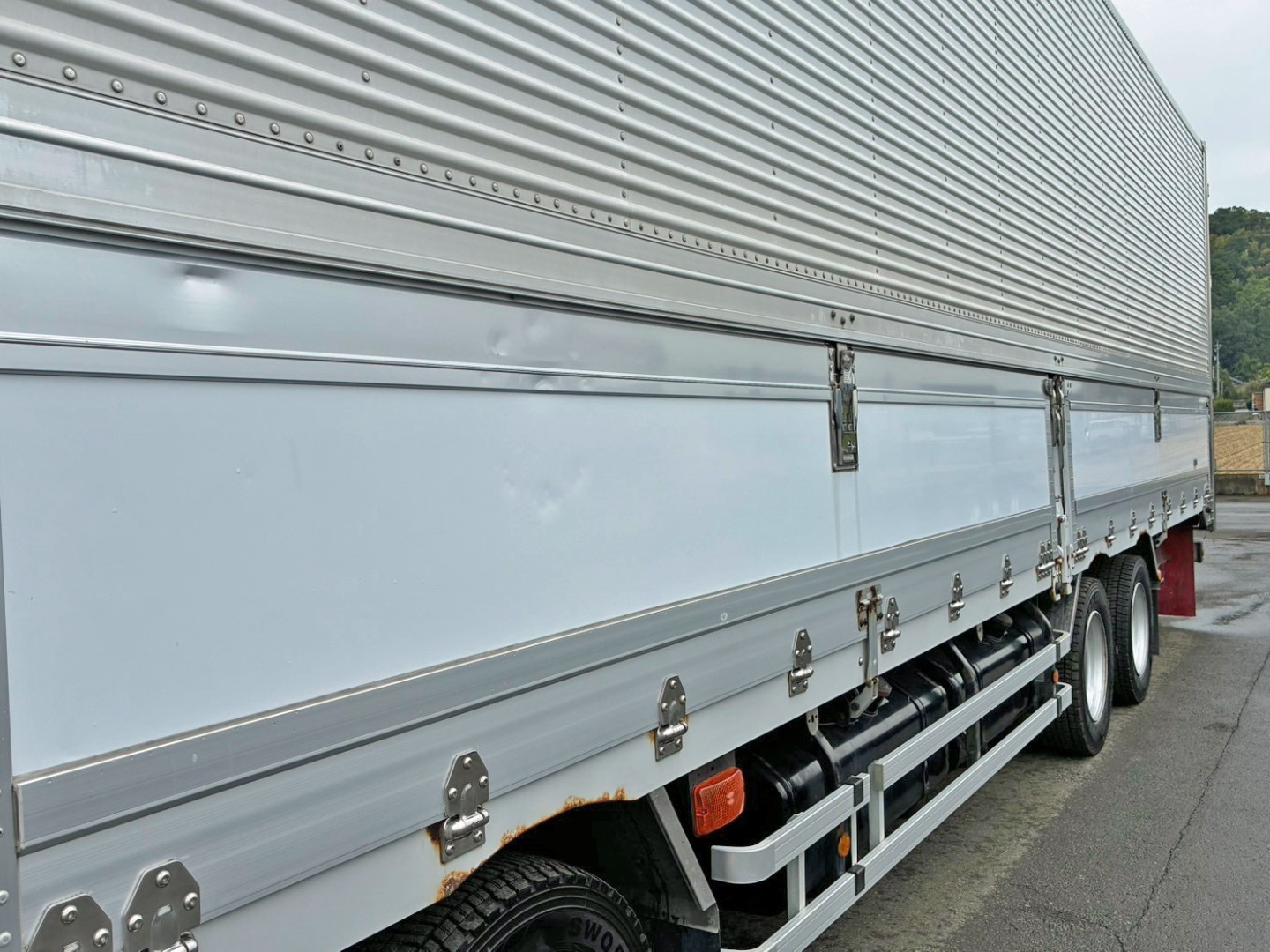 助手席側アオリ前方にヘコミがあります。|いすゞ ギガ 2KG-CYJ77Cの写真21