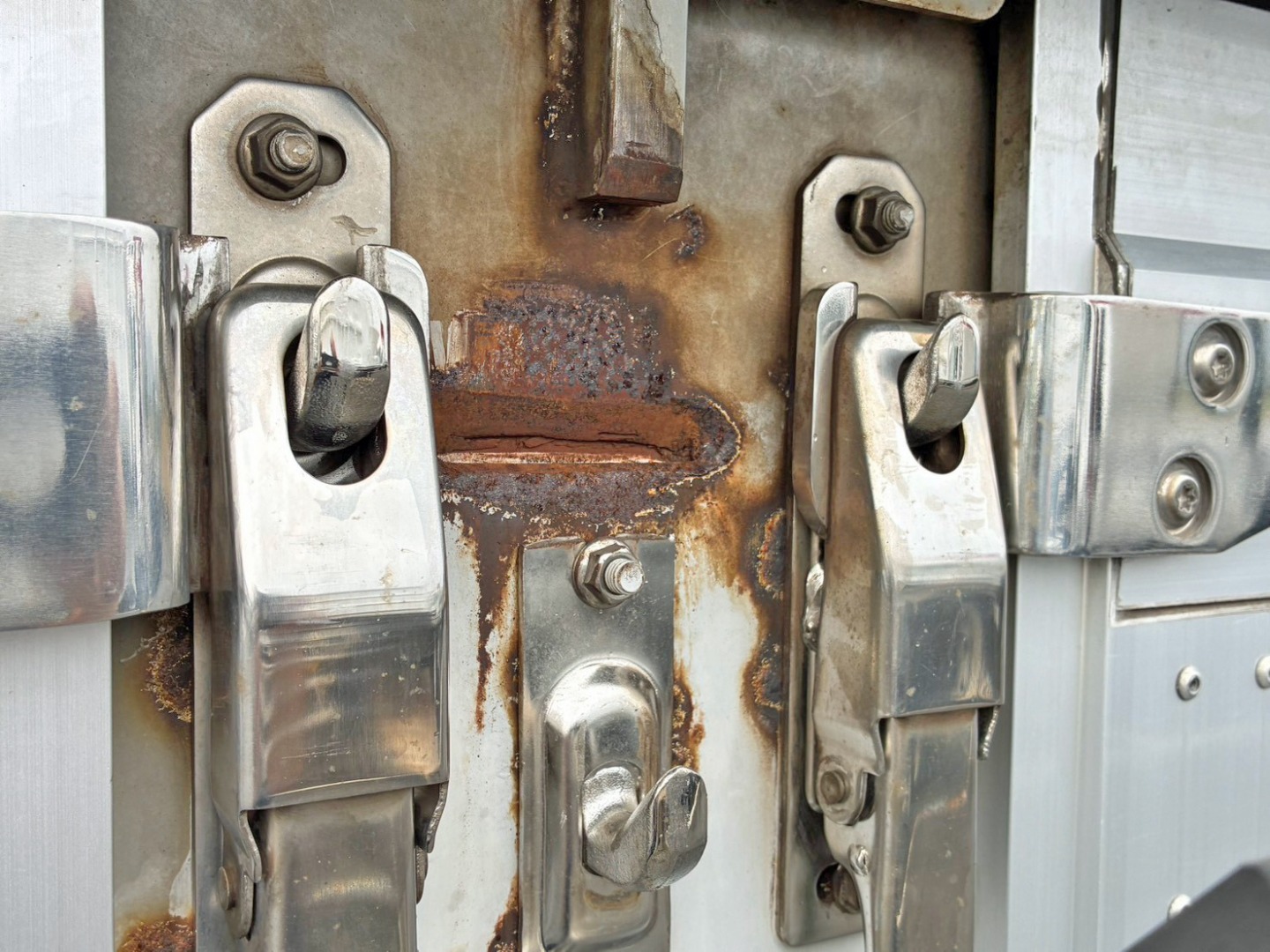 助手席側中柱にヘコミがあります。|いすゞ ギガ 2KG-CYJ77Cの写真23