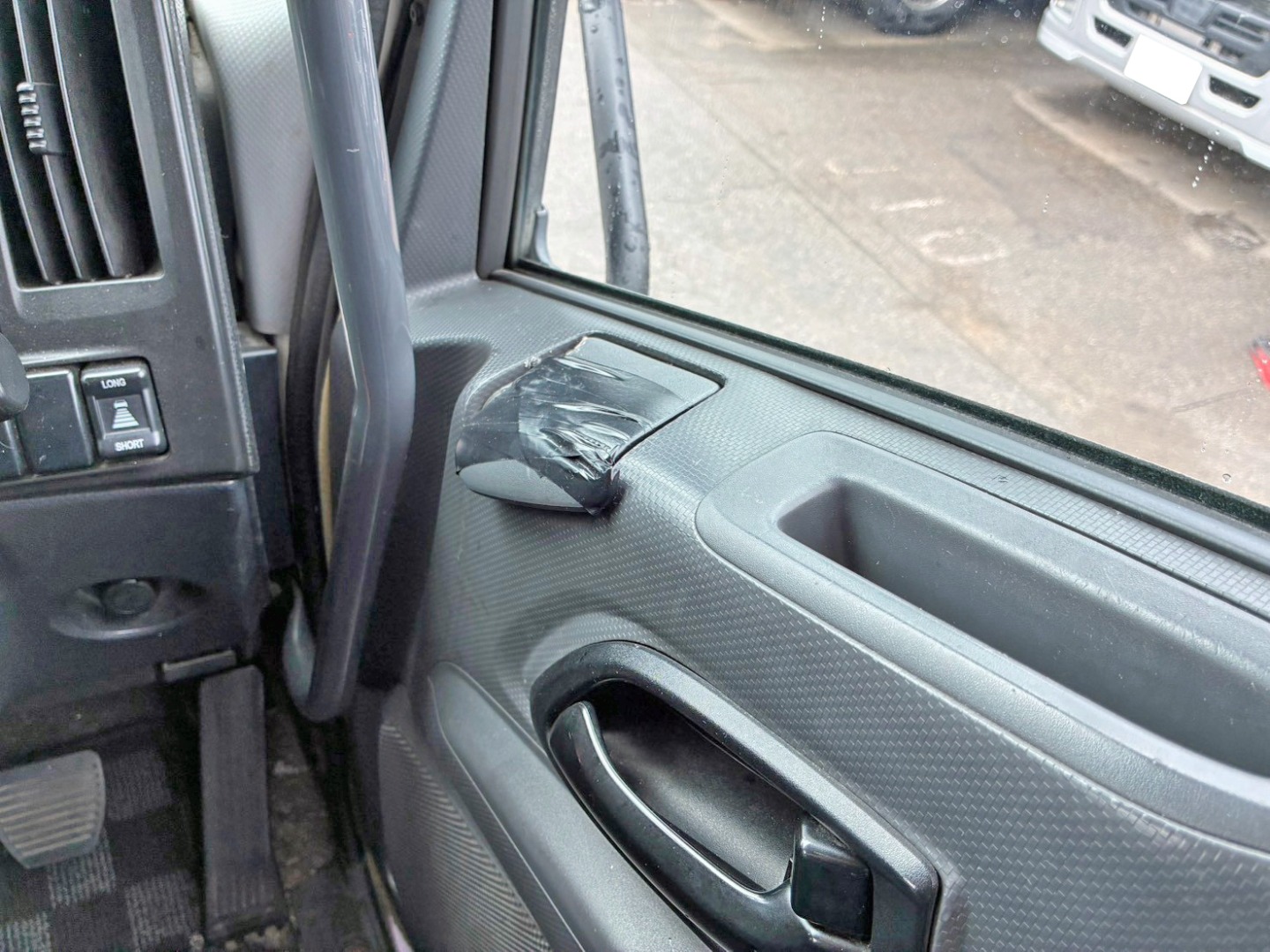 運転席側灰皿フタに割れがあります。|いすゞ ギガ 2KG-CYJ77Cの写真28