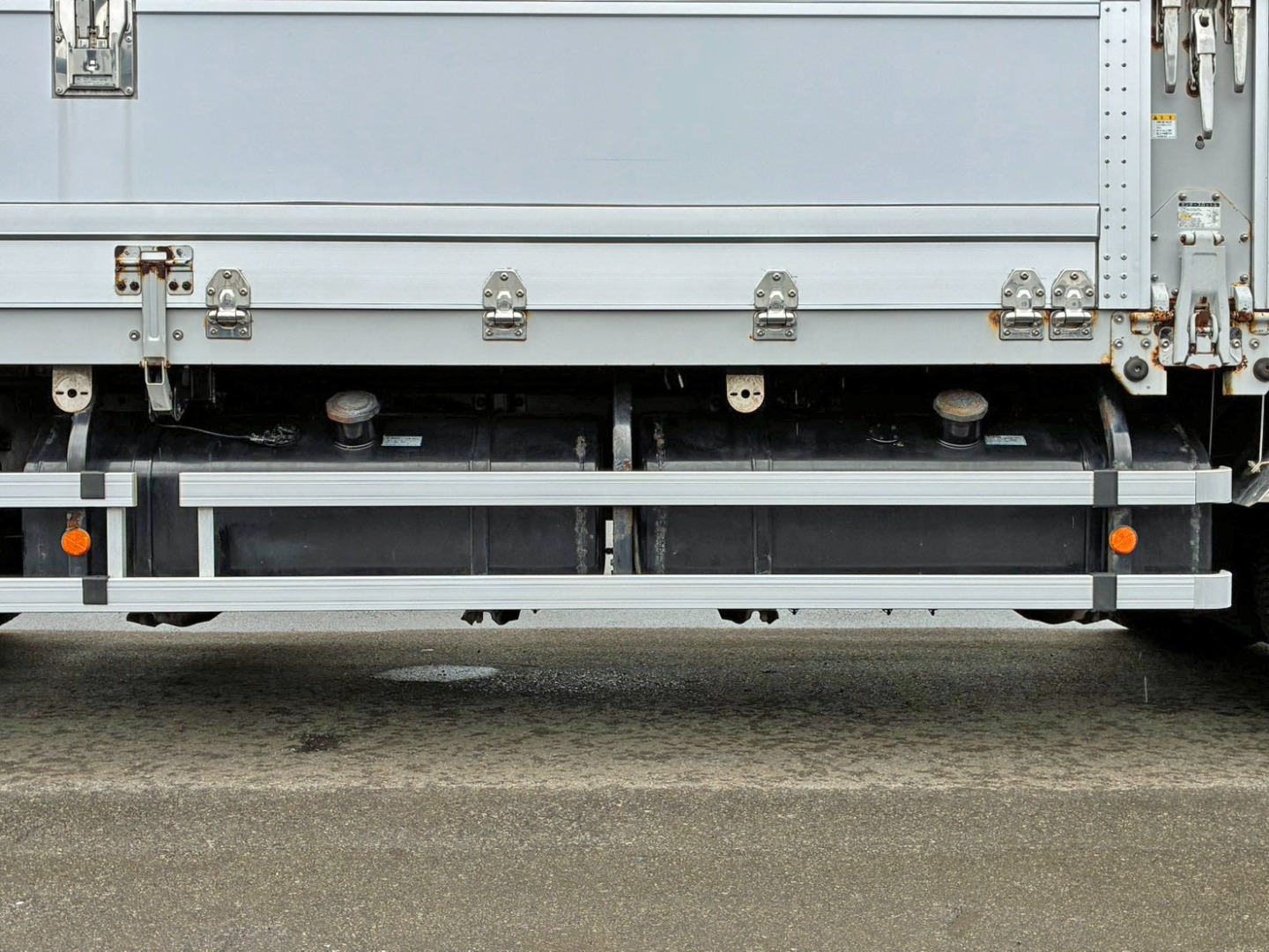 燃料タンクは300Lが2つ付いています。|いすゞ ギガ 2KG-CYJ77Cの写真31