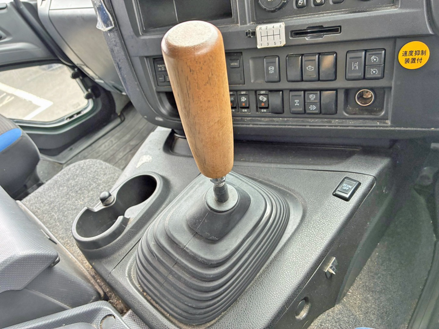 マニュアル7速です。(シフトノブは社外品です)|いすゞ ギガ 2KG-CYJ77Cの写真35
