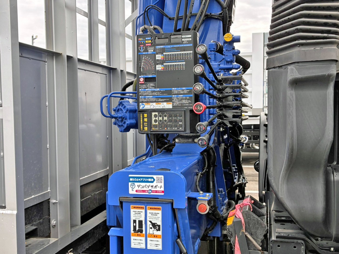 運転席側のクレーンの操作レバーです。|日野 プロフィア 2DG-FW1AHCの写真20