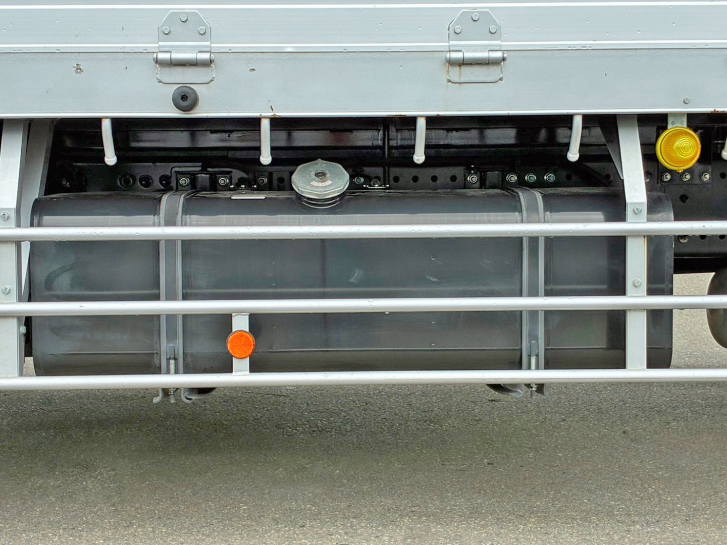 燃料タンクは300Lです。|日野 プロフィア 2DG-FW1AHCの写真25