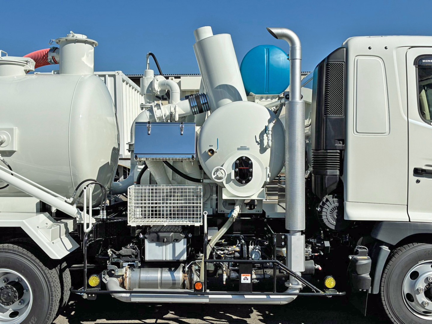 運転席側配管周りの状態です。(配管はステンレス製です)|日野 レンジャー 2PG-FD2ABA(2WD)の写真20
