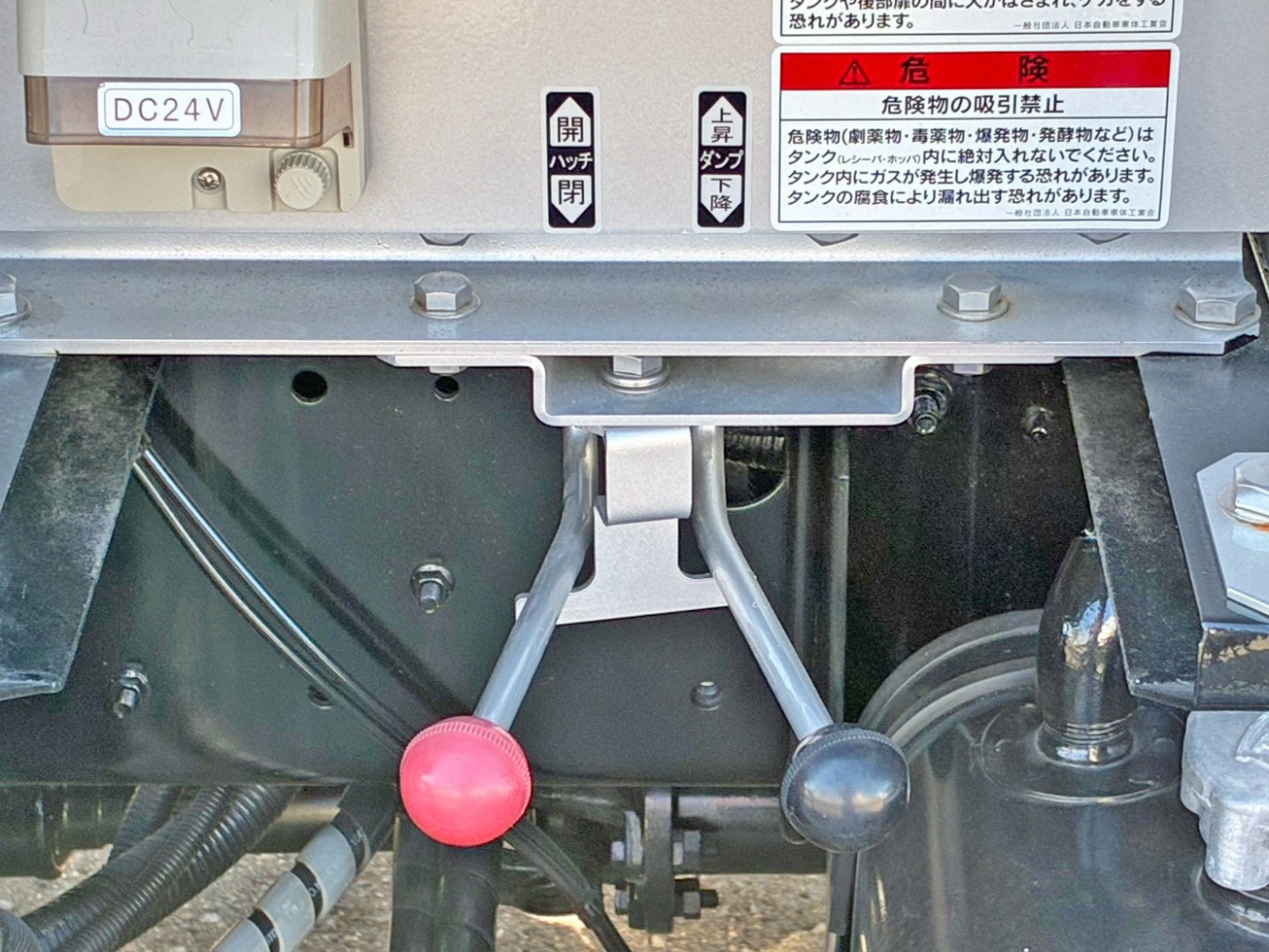 ハッチの開閉 及び ダンプアップの操作レバーです。|日野 レンジャー 2PG-FD2ABA(2WD)の写真29