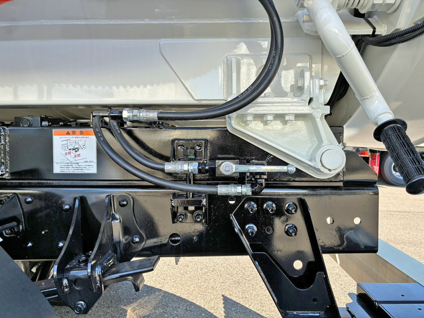 レシーバータンクの助手席側後方に切り替えバルブが付いています。|日野 レンジャー 2PG-FD2ABA(2WD)の写真33