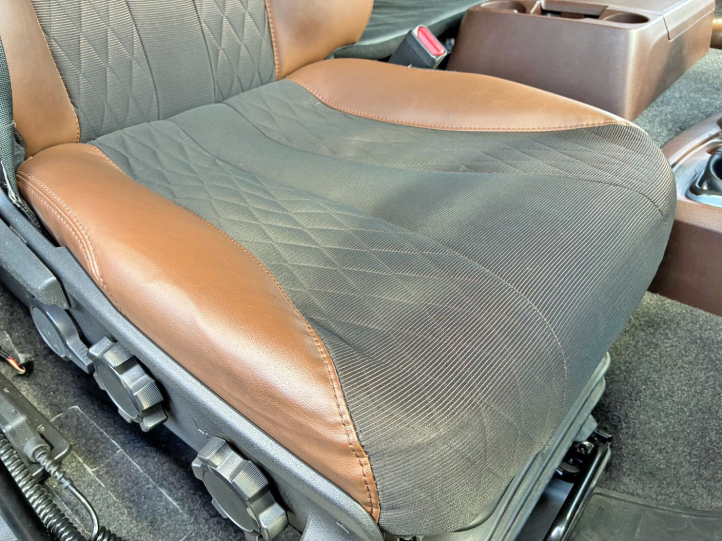 運転席座面にヘタリがあります。|日野 プロフィア 2DG-FW1AHGの写真8