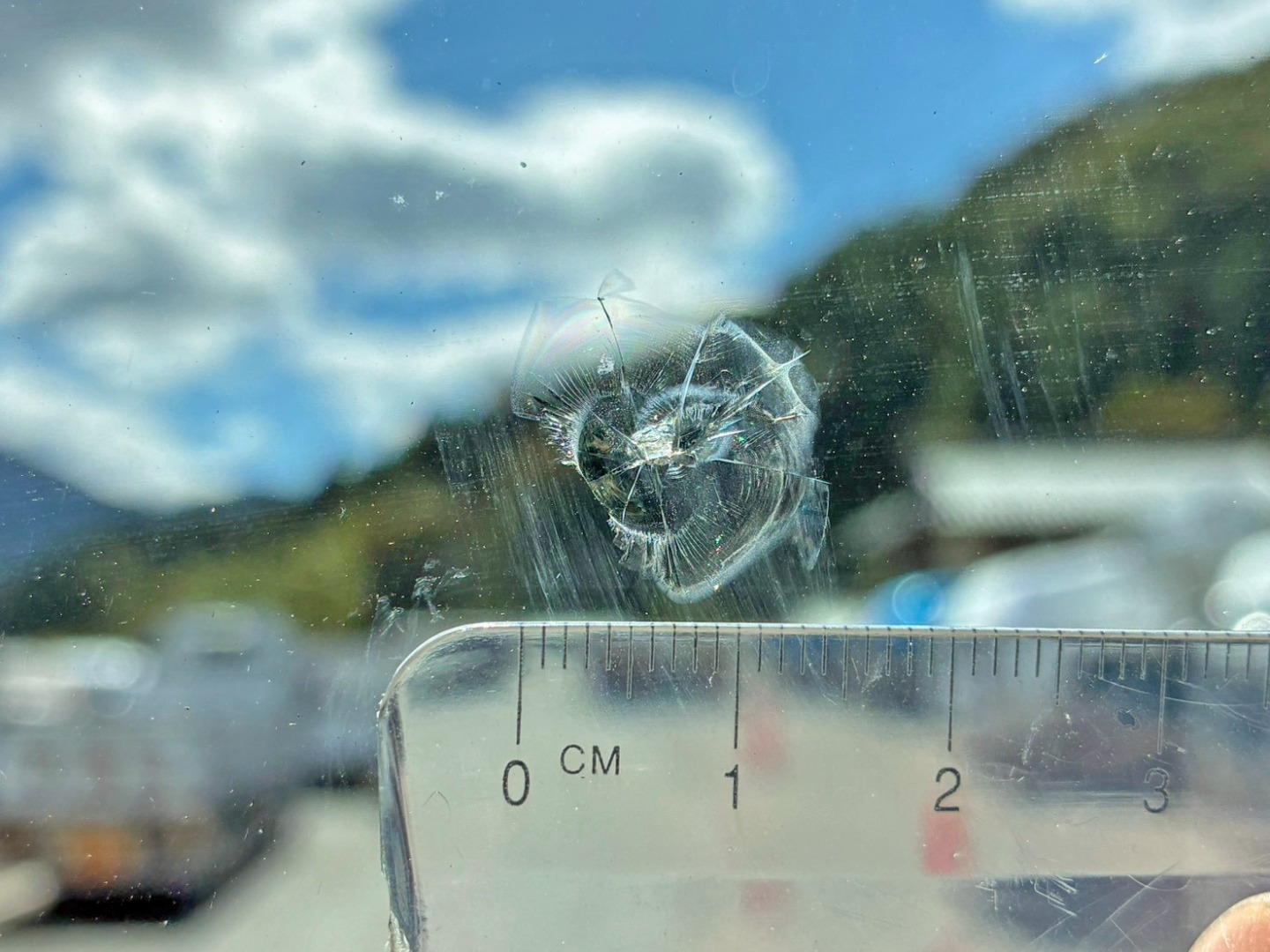 フロントガラスの中央正面に飛び石跡があります。|日野 プロフィア 2DG-FW1AHGの写真21