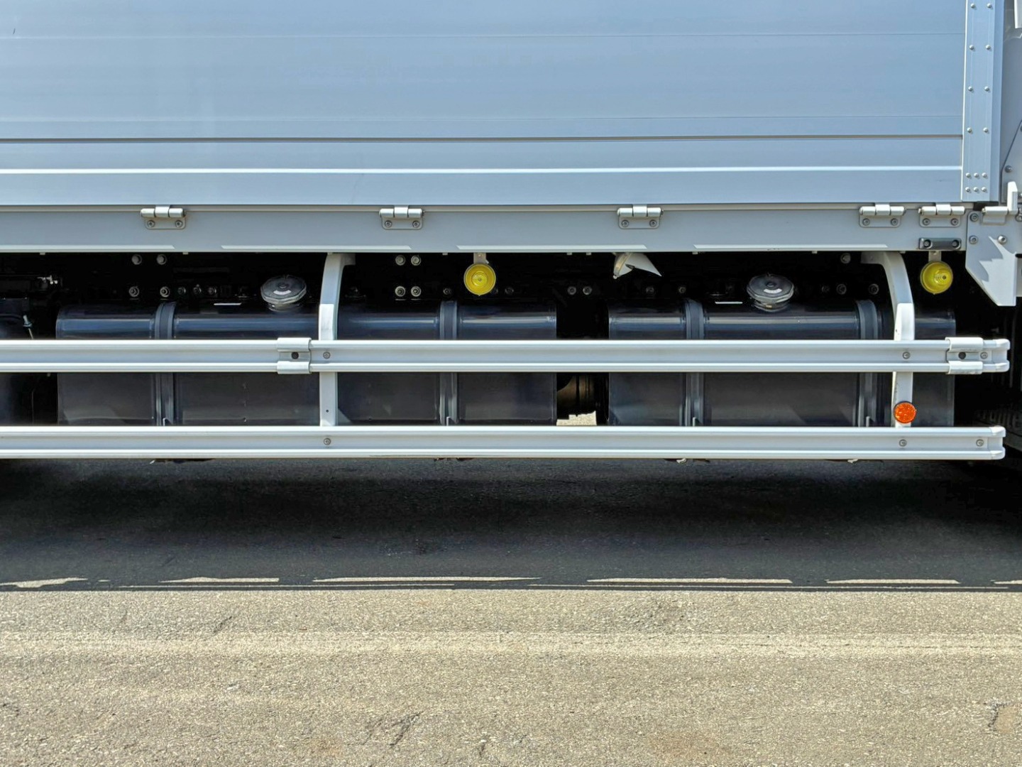 燃料タンクは300Lと200Lが付いています。|日野 プロフィア 2DG-FW1AHGの写真23