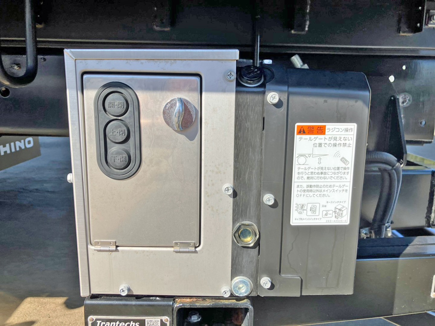 ゲートの操作スイッチです。|日野 レンジャー 2KG-FE2ACGの写真14