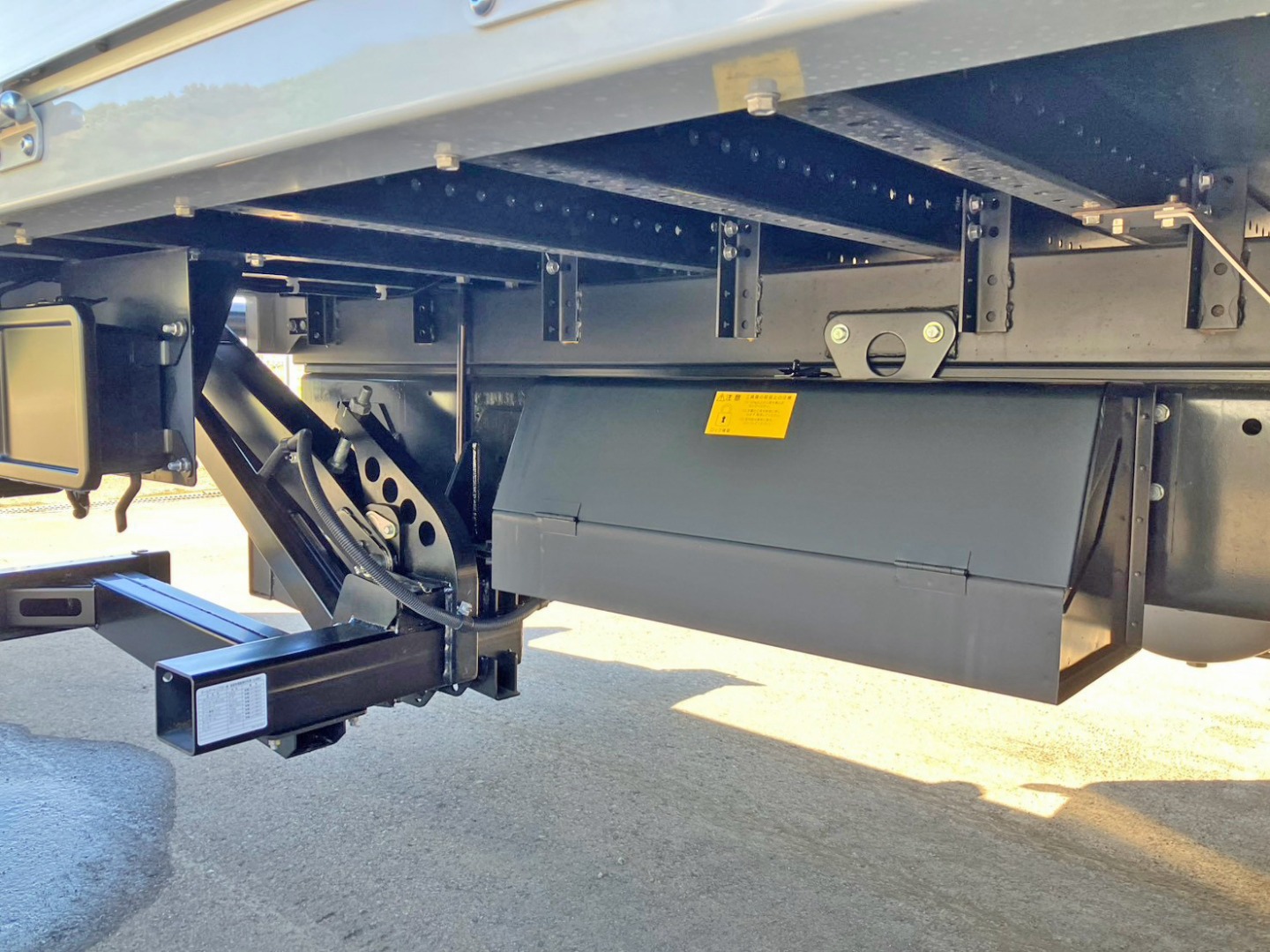 運転席側後方に工具箱が付いています。|日野 レンジャー 2KG-FE2ACGの写真21