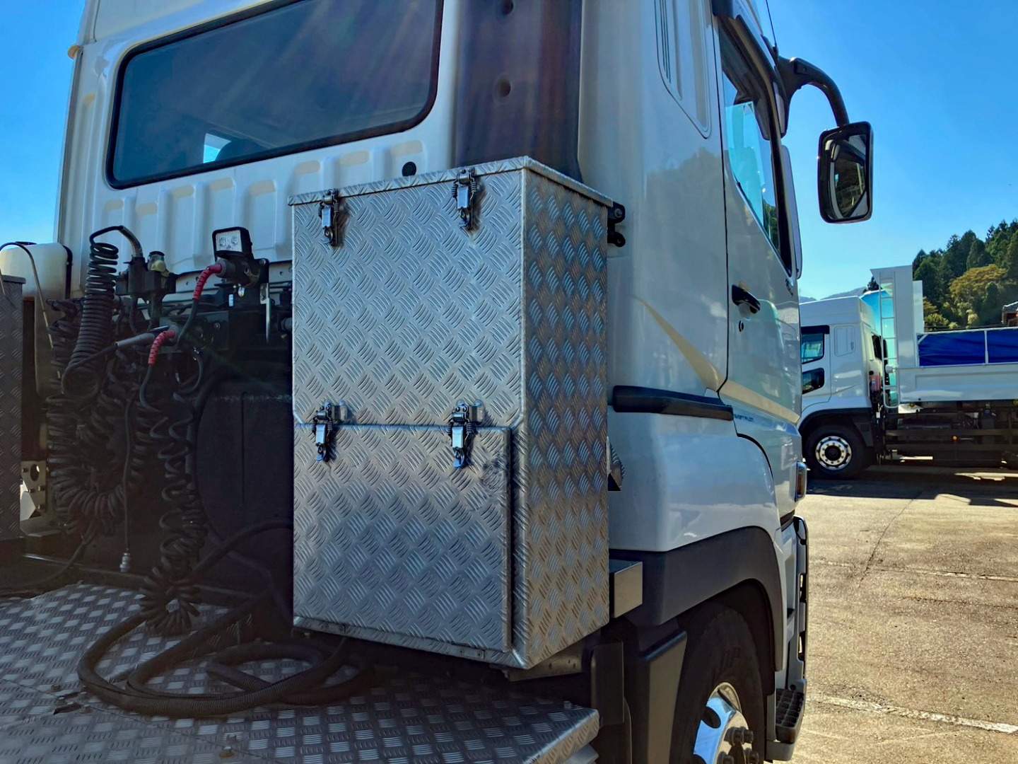 踊り場前方運転席側にアルミ製の工具箱があります。|三菱 スーパーグレート 2PG-FP74HERの写真19