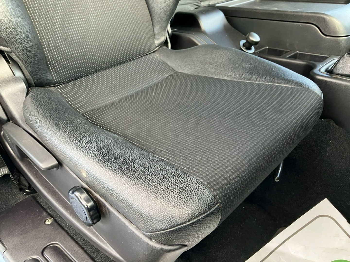 運転席シートにヘタリ・穴があります。|三菱 ファイター 2KG-FK62F(2WD)の写真8