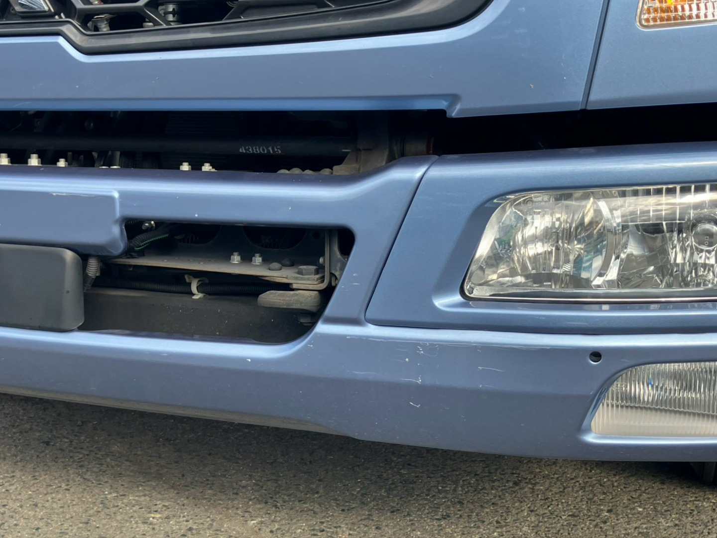 フロントバンパーにキズ・ヘコミがあります。|三菱 ファイター 2KG-FK62F(2WD)の写真30