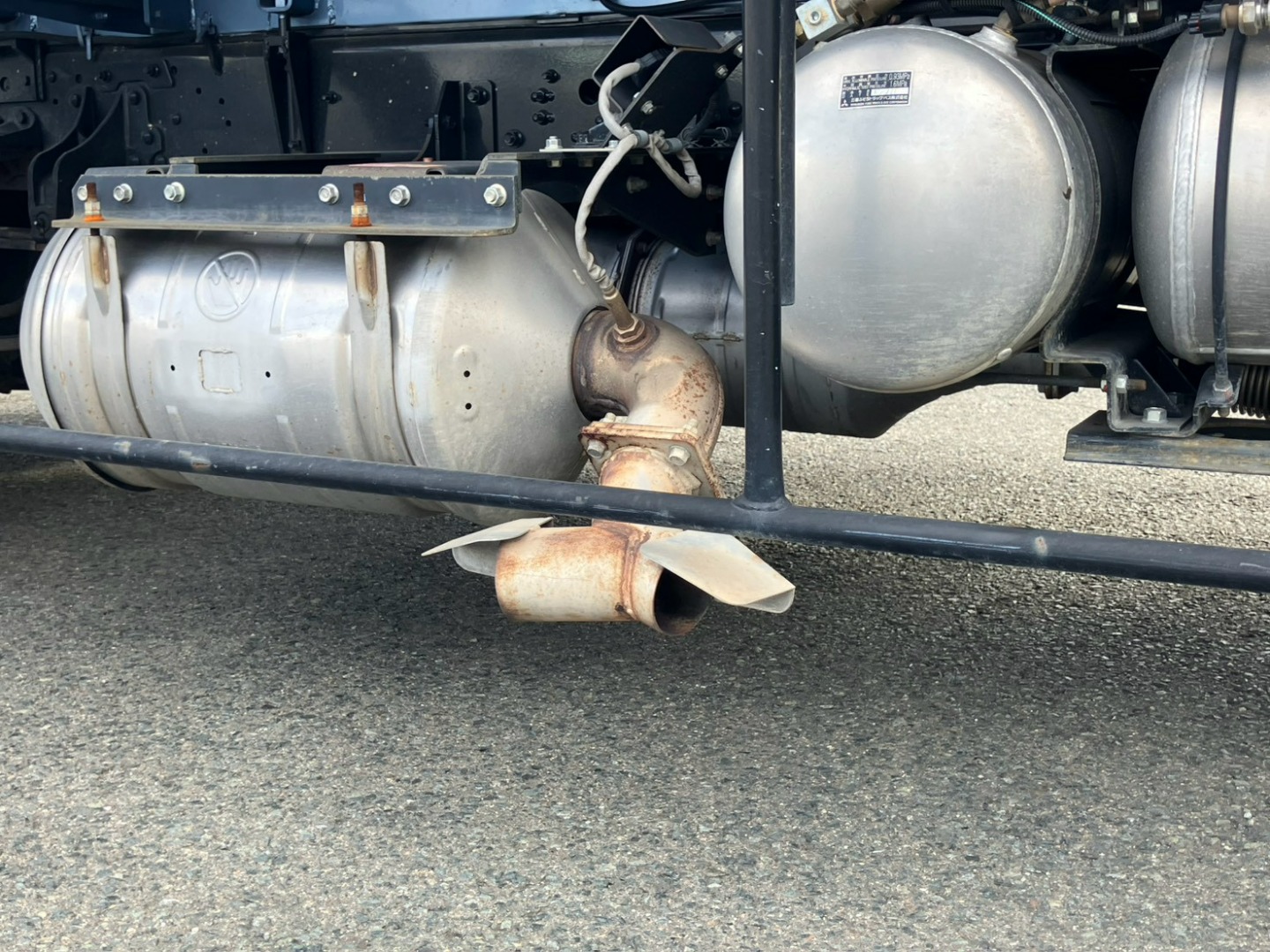 運転席側サイドフェンダーにサビがあります。|三菱 ファイター 2KG-FK62F(2WD)の写真39