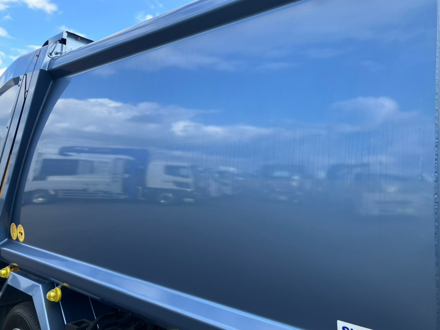 運転席側ボディーにライン跡があります。|三菱 ファイター 2KG-FK62F(2WD)の写真41