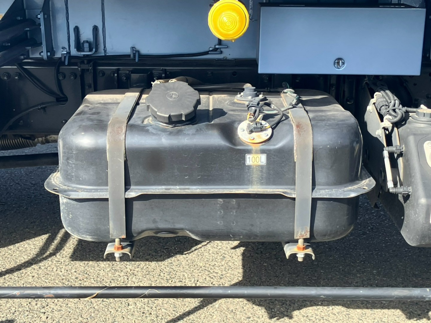 燃料タンクは100Lです。|三菱 ファイター 2KG-FK62F(2WD)の写真44