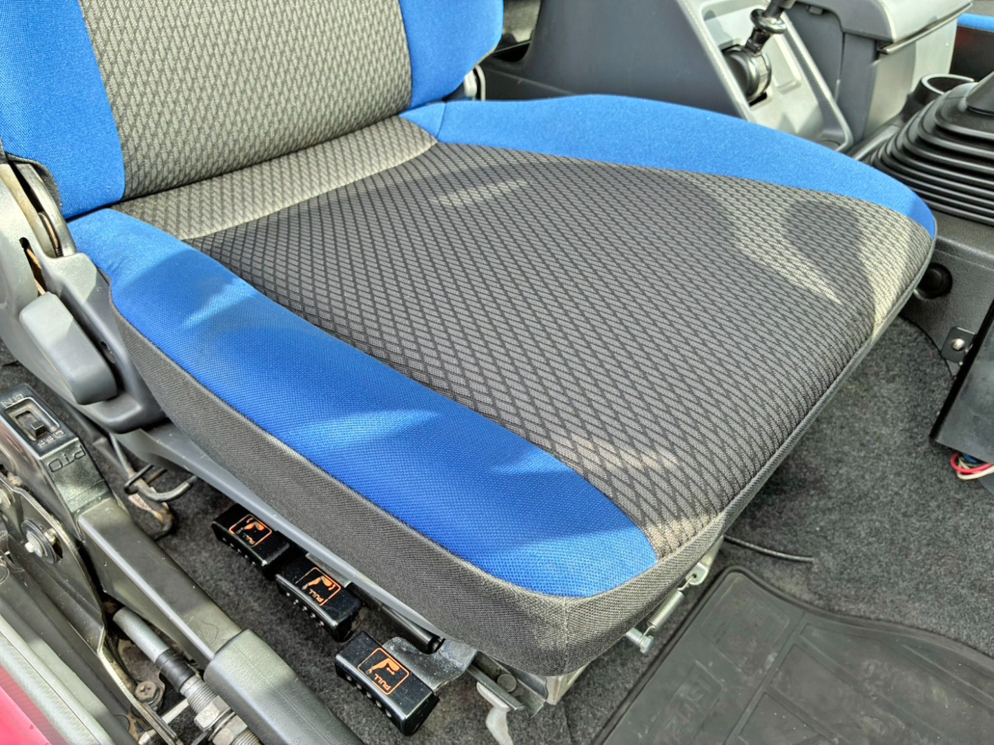 運転席座面にヘタリがあります。|いすゞ ギガ QPG-CXZ77BTの写真8