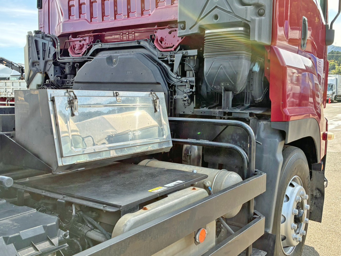 運転席側にステンレス製の工具箱が付いています。|いすゞ ギガ QPG-CXZ77BTの写真21