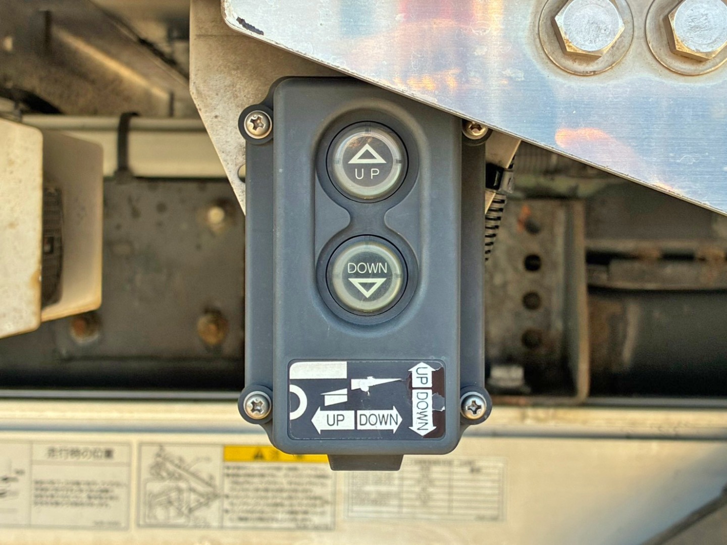 ゲートの操作スイッチです。|UDトラックス クオン 2RG-CG5FAの写真21