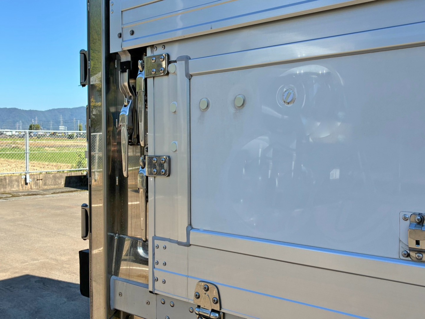 運転席側アオリ後方に補修箇所があります。|UDトラックス クオン 2RG-CG5FAの写真23