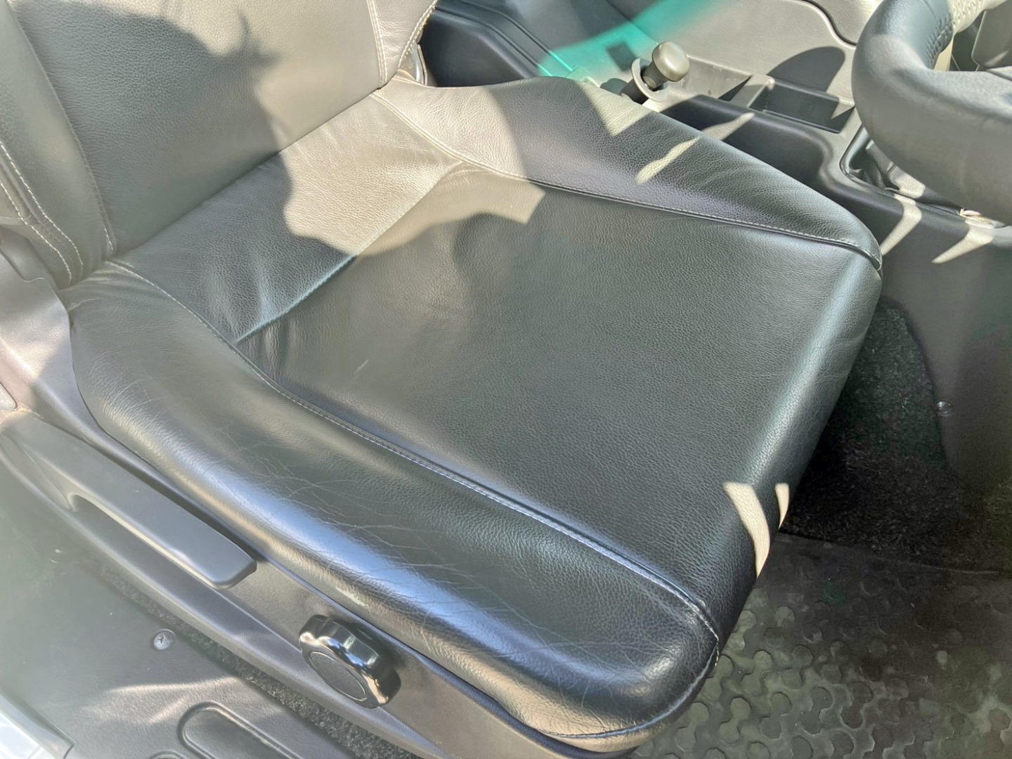 運転席座面ヘタリ・破れがあります。|三菱 ファイター 2KG-FK62FZの写真8
