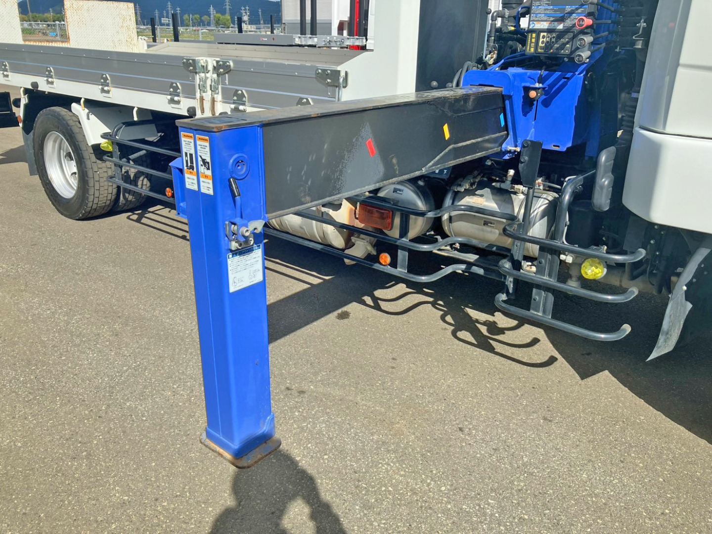 アウトリガーの張り出しは手動式です。|三菱 ファイター 2KG-FK62FZの写真25