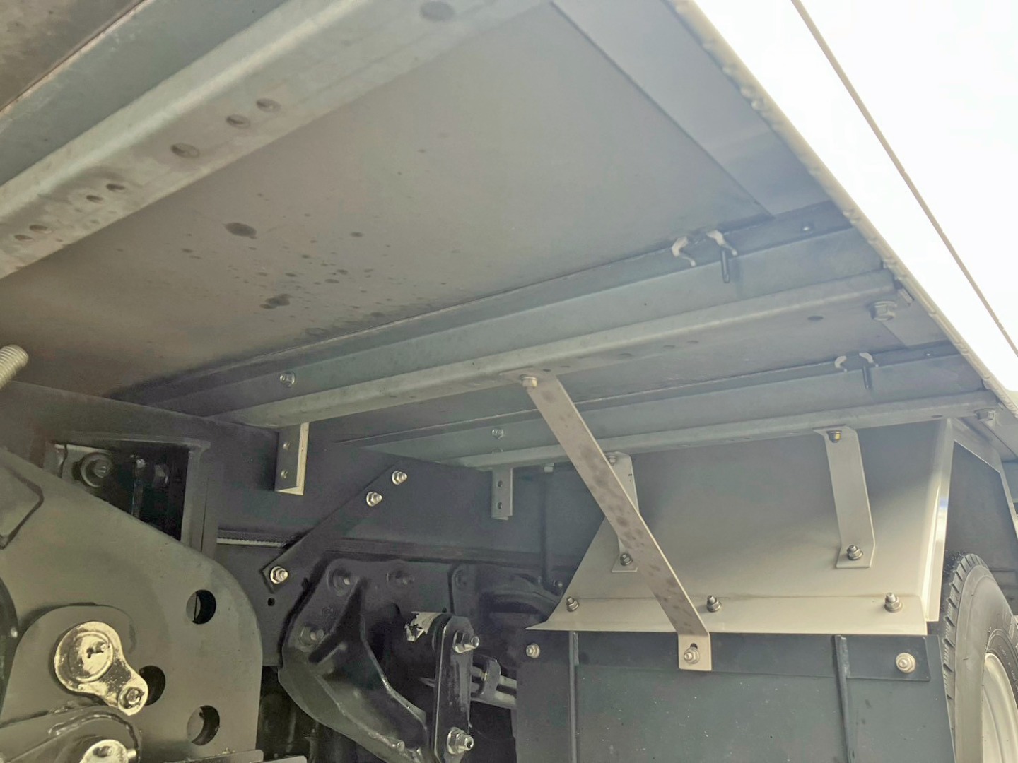 シャーシとネタの状態です。(縦ネタ 鉄製・横ネタ アルミ製です)|日野 デュトロ 2RG-XZU712M(2WD)の写真6