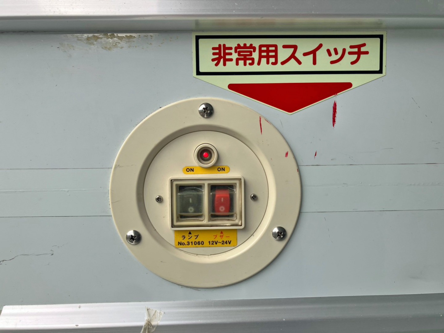非常用スイッチです。|日野 デュトロ 2RG-XZU712M(2WD)の写真16