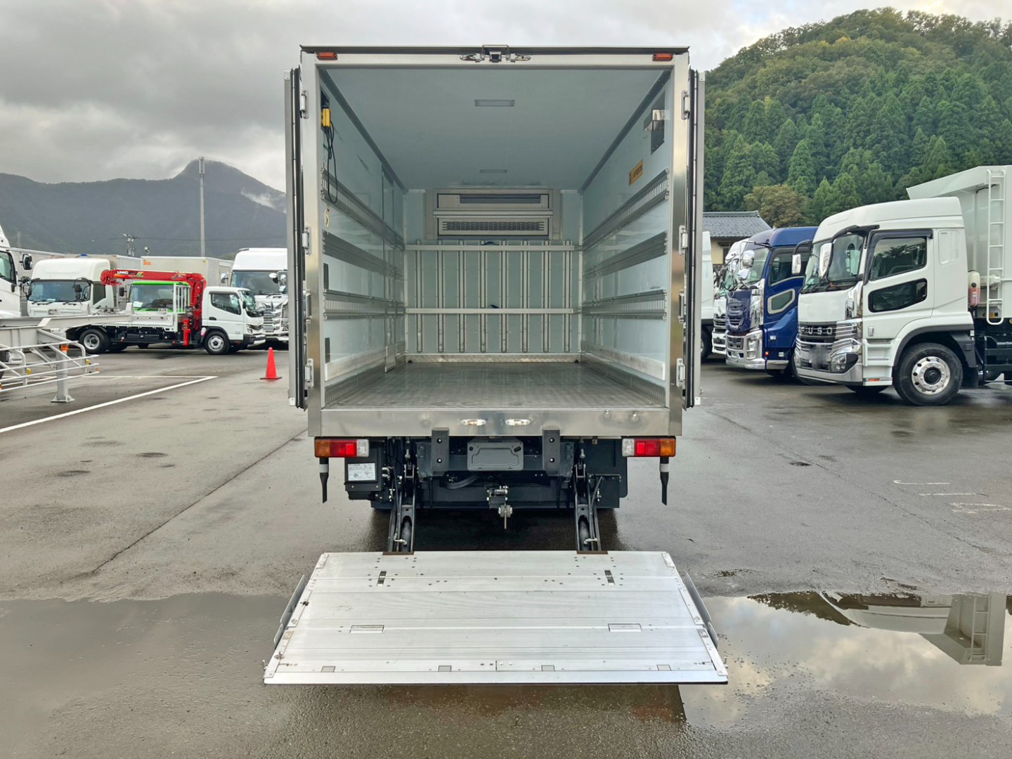 ゲートを下した状態です。|日野 デュトロ 2RG-XZU712M(2WD)の写真19