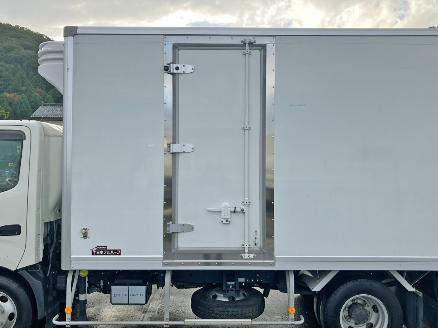 ボディー助手席側前方に片開き式のサイドドアが付いています。|日野 デュトロ 2RG-XZU712M(2WD)の写真25