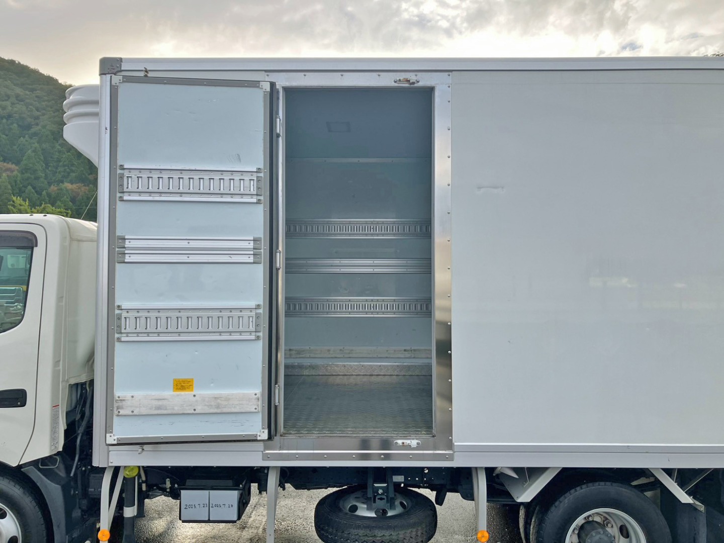 サイドドアを開いた状態です。(門口周りはステンレス製です)|日野 デュトロ 2RG-XZU712M(2WD)の写真26