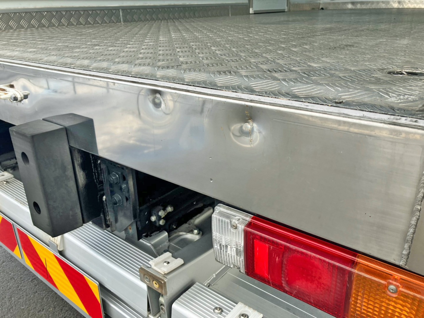 リヤレール運転席側にヘコミがあります。|日野 デュトロ 2RG-XZU712M(2WD)の写真31