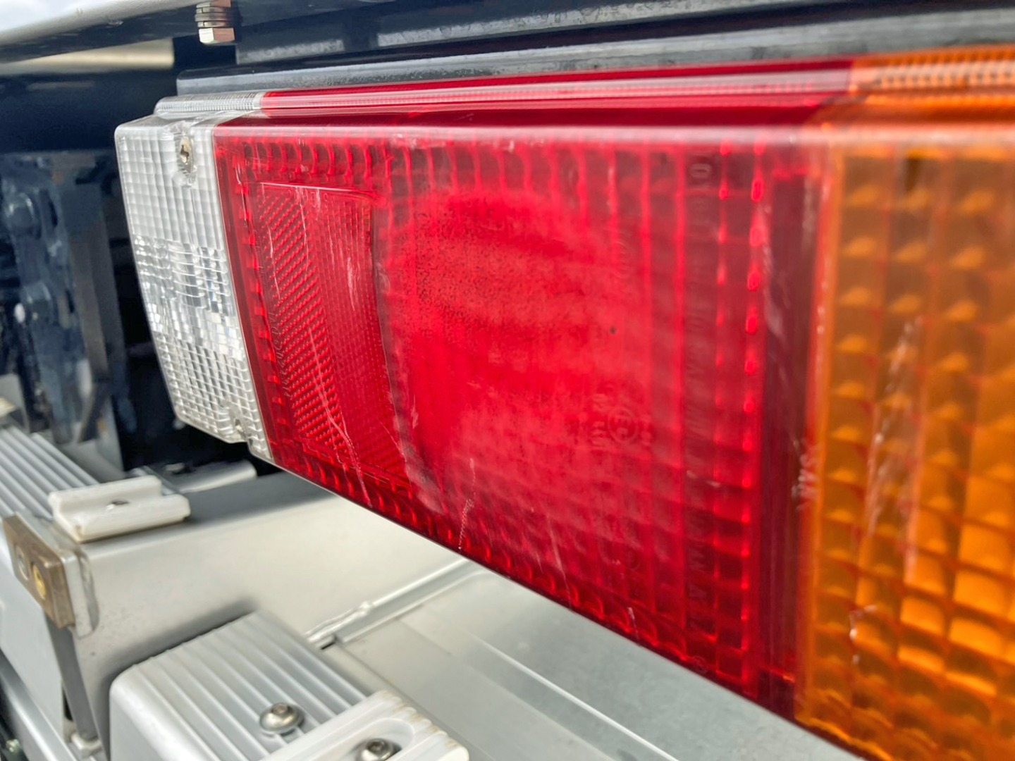 運転席側テールレンズの一部が溶けています。(拡大図)|日野 デュトロ 2RG-XZU712M(2WD)の写真36