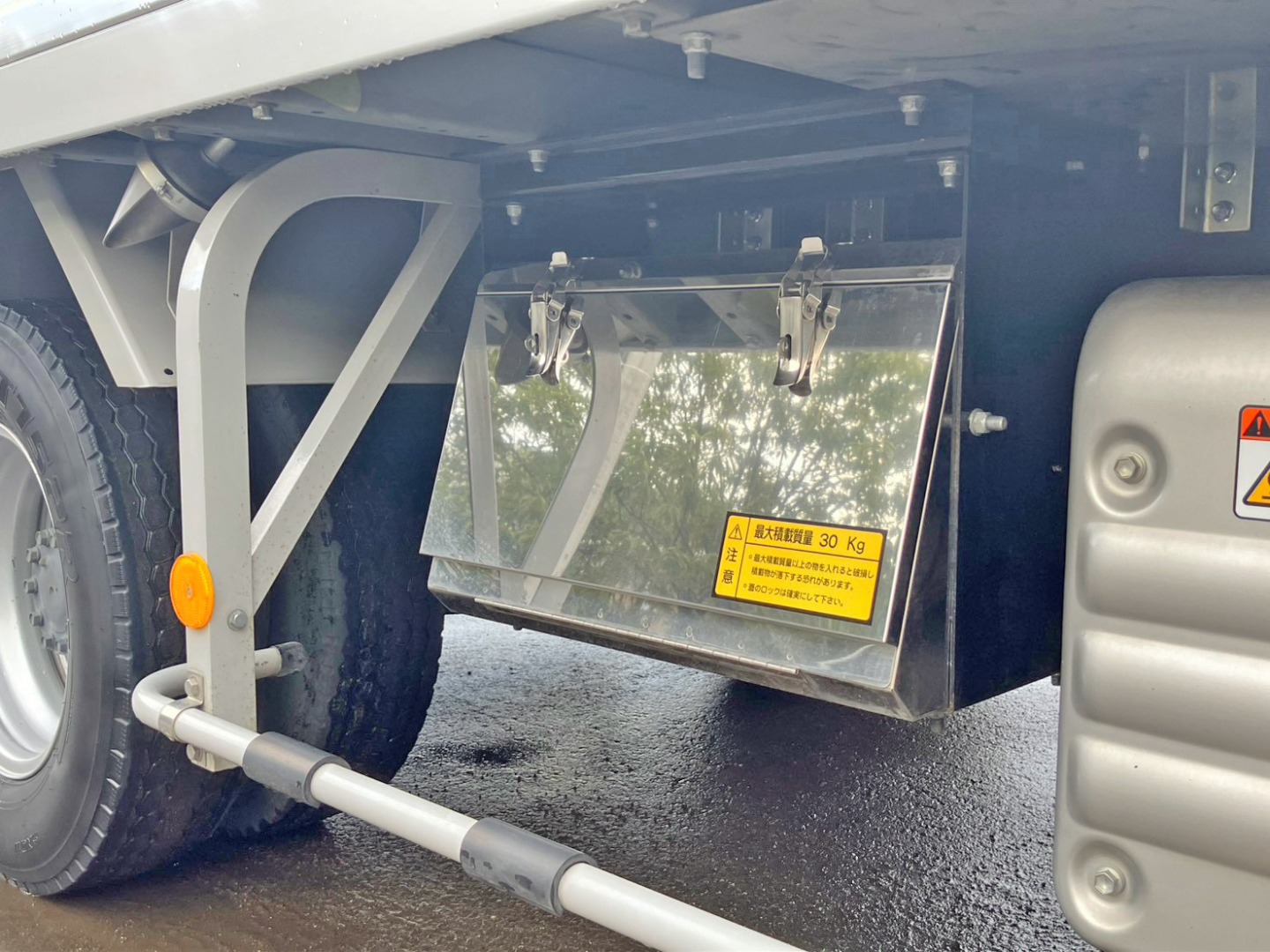 ボディ運転席側後方にステンレス製の工具箱が付いています。|日野 デュトロ 2RG-XZU712M(2WD)の写真40