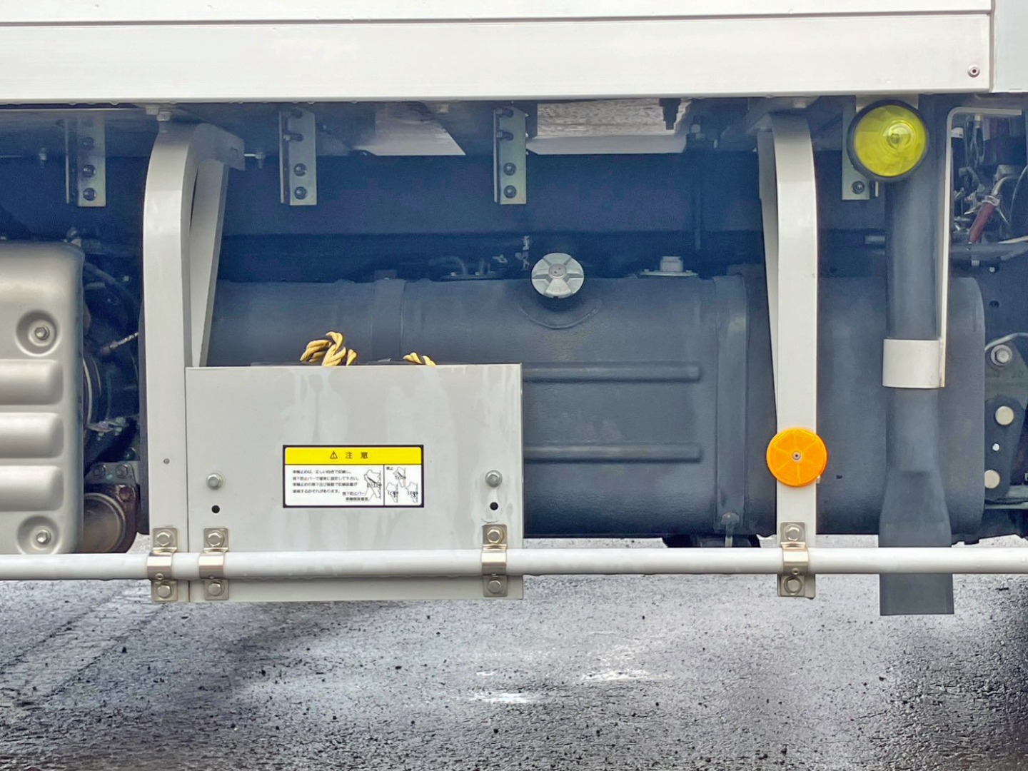 燃料タンクは100Lです。|日野 デュトロ 2RG-XZU712M(2WD)の写真41