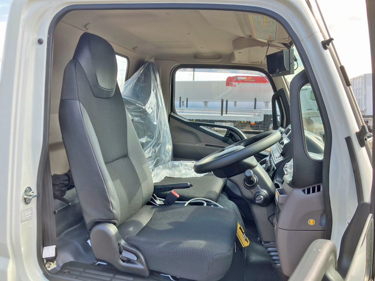 乗車定員は3人乗りです。|三菱 キャンター 2RG-FBAV0(2WD)の写真7