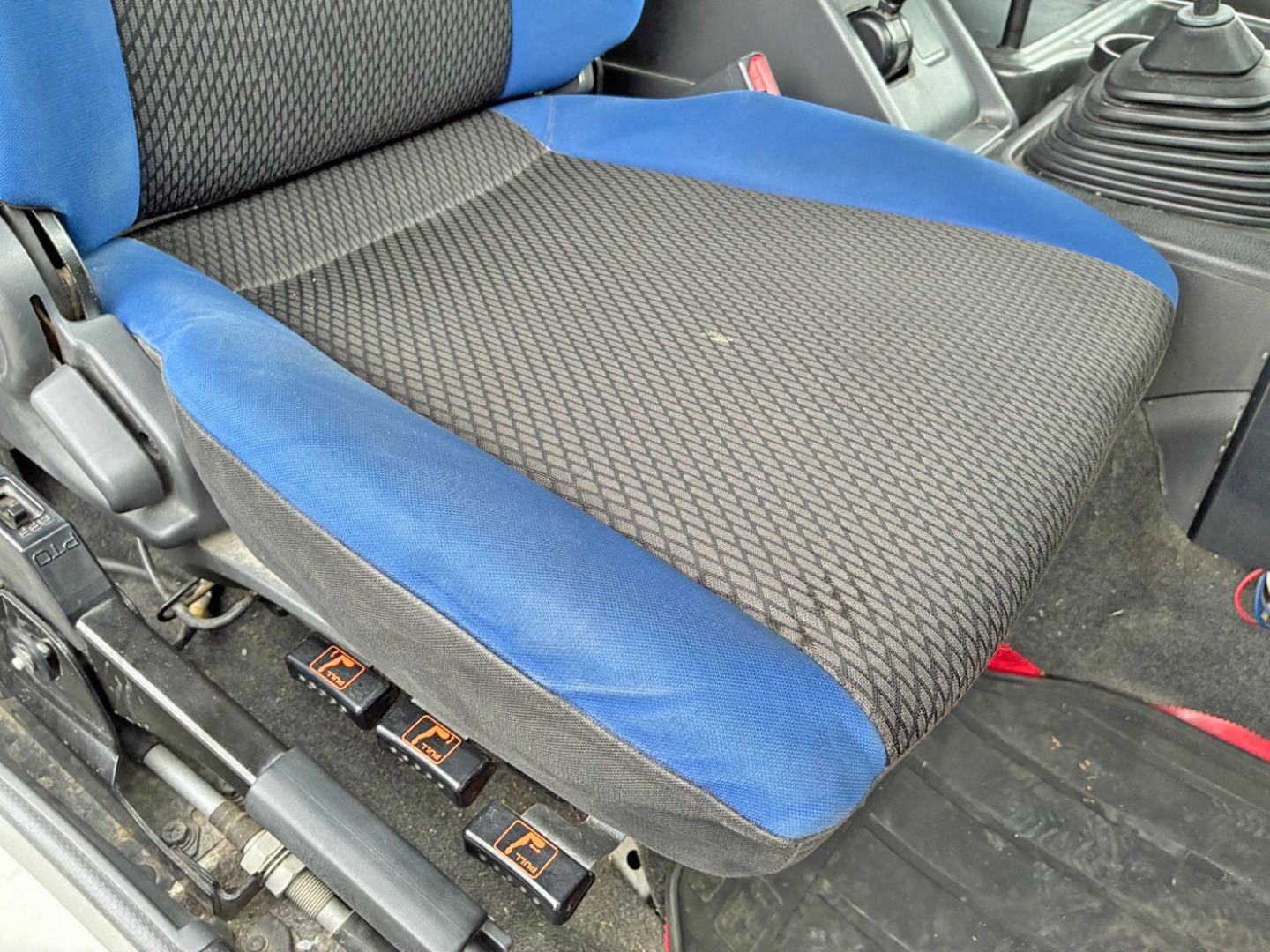運転席座面にヘタリ・穴あきがあります。|いすゞ ギガ QPG-CXZ77BTの写真8