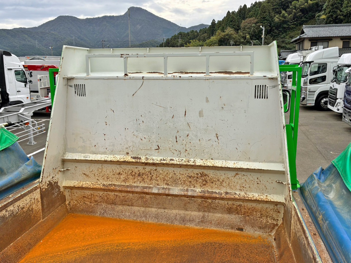 プロテクター下部がアングル加工されています。|いすゞ ギガ QPG-CXZ77BTの写真11