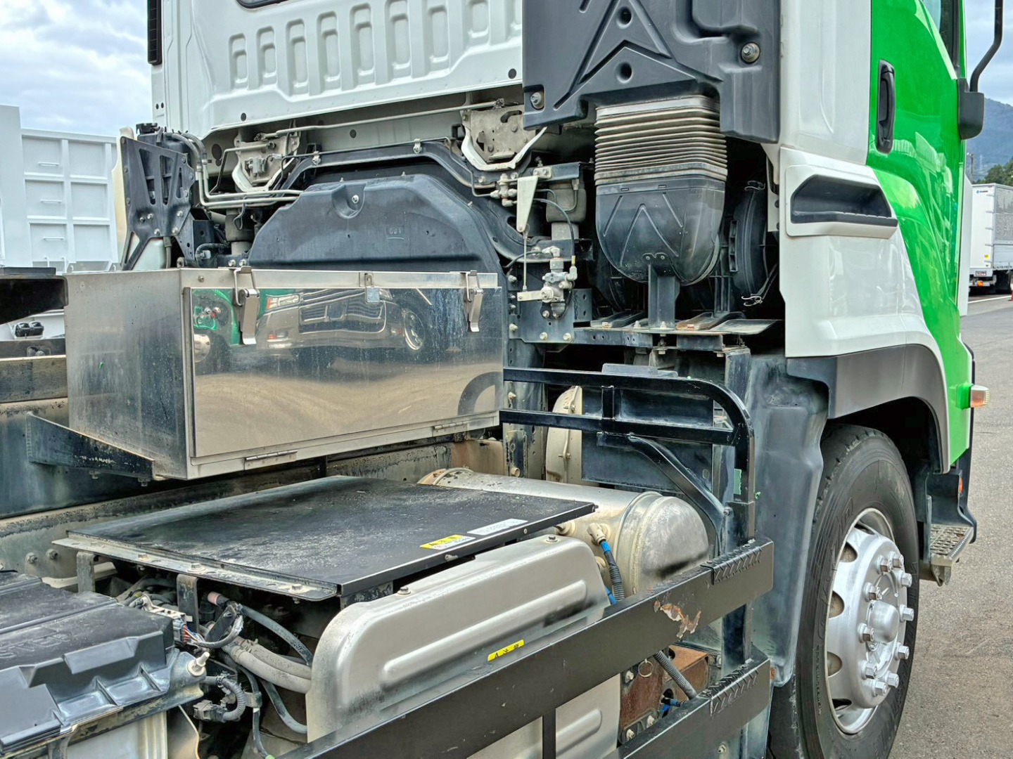 運転席側にステンレス製の工具箱が付いています。|いすゞ ギガ QPG-CXZ77BTの写真19