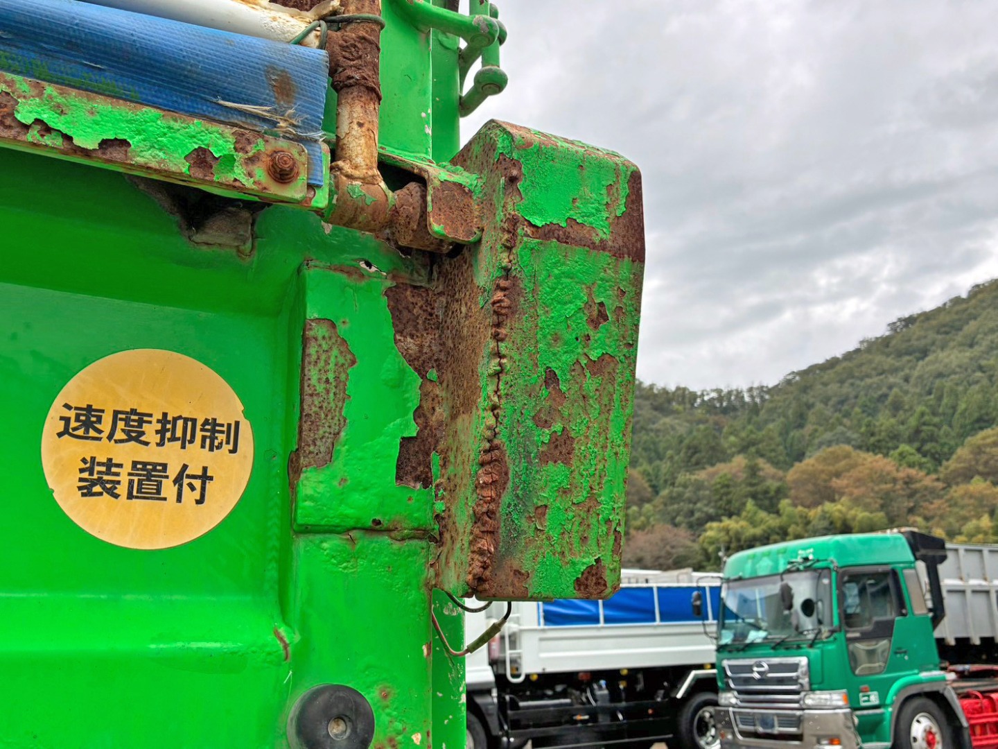 リヤコボレーンモーターカバーに亀裂があります。|いすゞ ギガ QPG-CXZ77BTの写真26