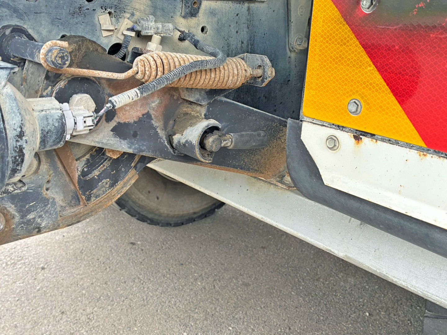 リヤバンパー格納時の運転席側ロックが入りきりません。|いすゞ ギガ QPG-CXZ77BTの写真32